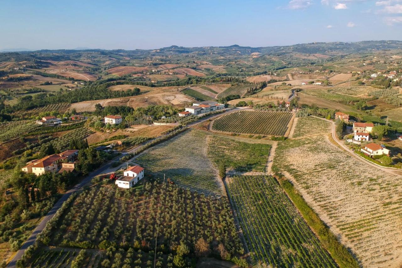 Agricamping Poggio Ai Pini Wine Camping 호텔 체르탈도 외부 사진